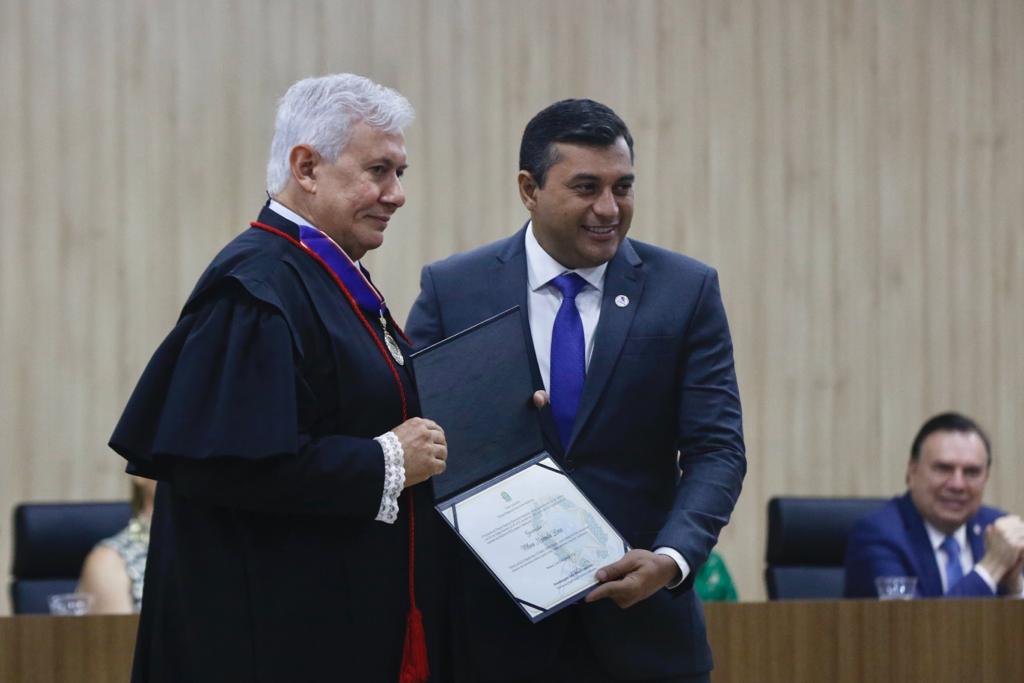 Wilson Lima recebendo o diploma das mãos do presidente do TRE-AM, desembargador Jorge Lins (Ricardo Oliveira/CENARIUM)