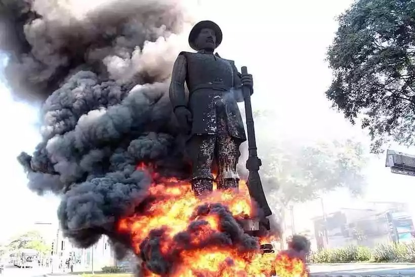 Motoboy é condenado pela Justiça de SP por incendiar estátua de Borba Gato em 2021