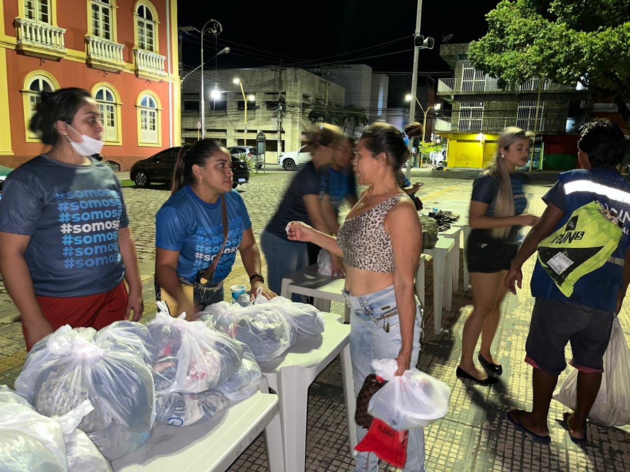 Em Manaus, voluntários doam mais de mil refeições para pessoas em vulnerabilidade social