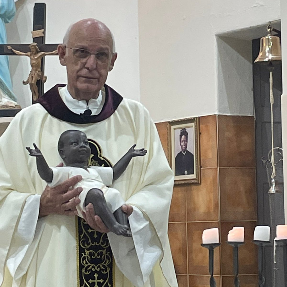 Padre Julio Lancellotti é chamado de ‘militante’ e ‘oportunista’ ao postar foto com Menino Jesus preto