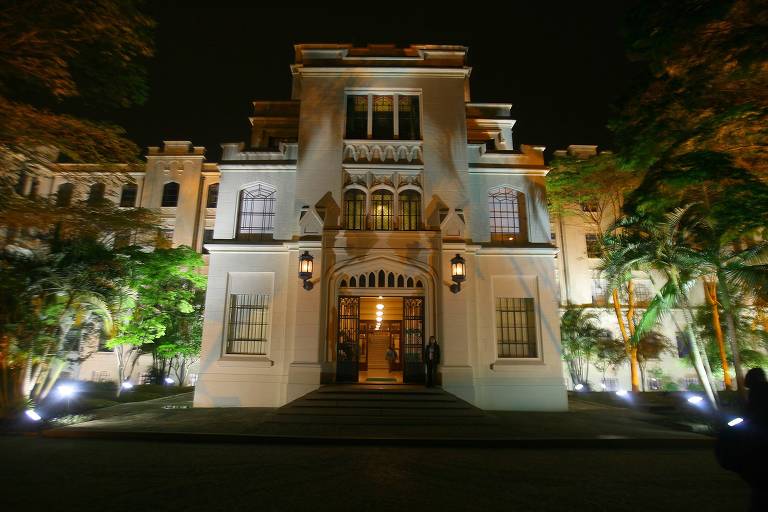 Alunos de medicina da USP querem usar posts e memes para garantir formatura após rombo de R$ 1 milhão