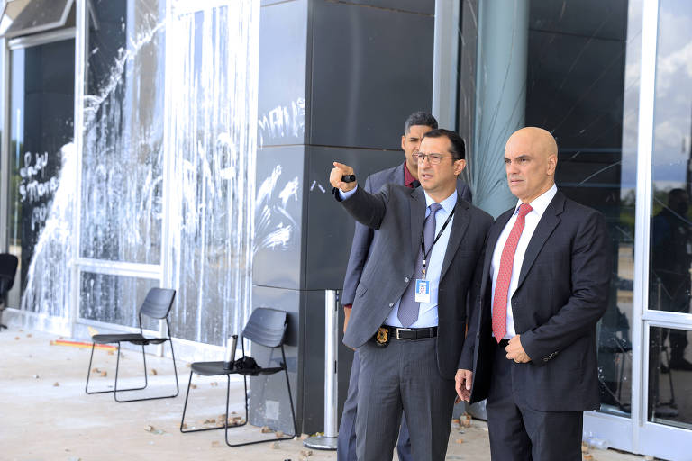 Ministro Alexandre de Moraes observa a destruição feita por vândalos no edifício sede do STF (Rosinei Coutinho/Divulgação STF)