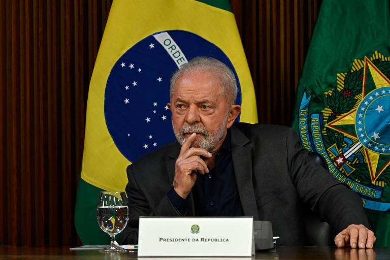 Lula afirma que vai fazer reajuste na tabela do Imposto de Renda da Pessoa Física para quem ganha até R$ 5 mil