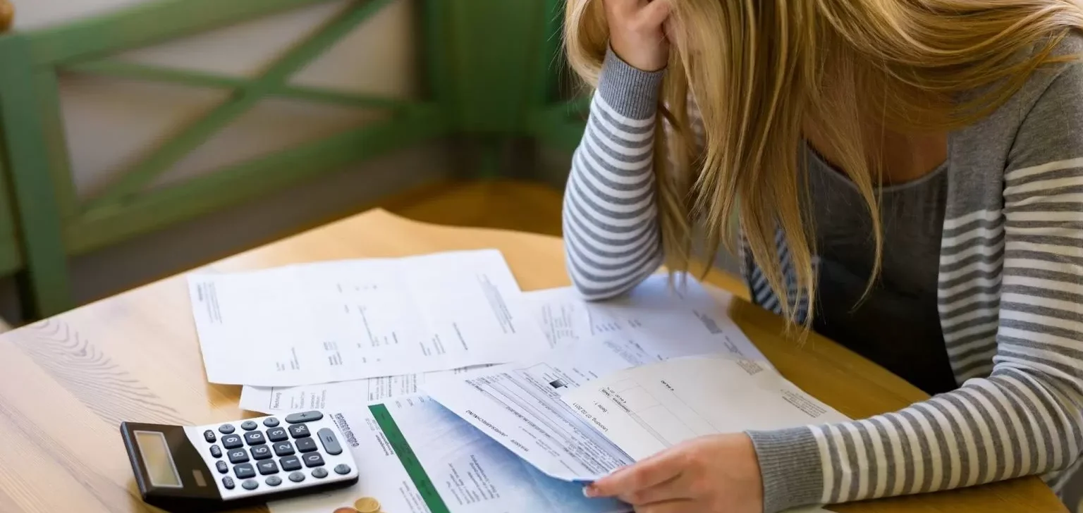 Mulher e jovem era os mais endividados no ano de 2022; índice de inadimplência chegou a 77,9%