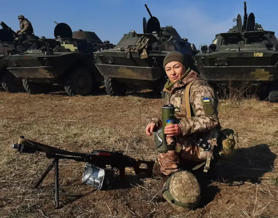 Mulheres ucranianas que combatem na guerra: de atiradoras de elite a tripulantes de tanques