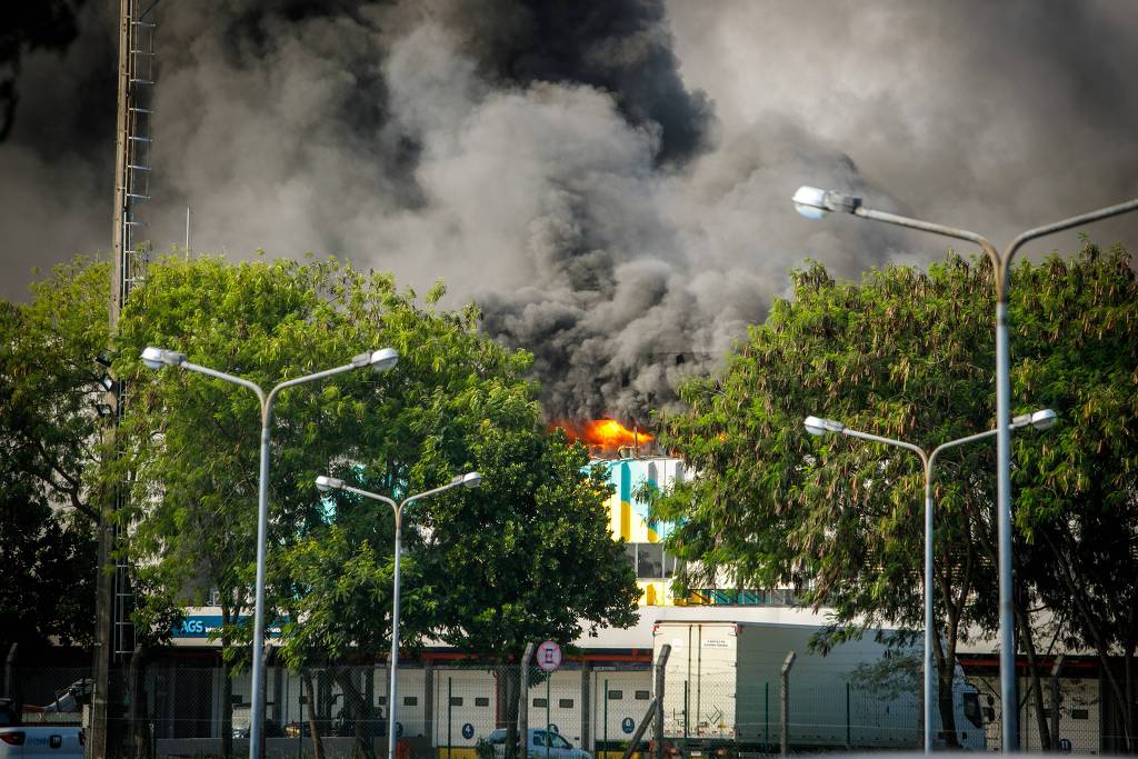 Incêndio de grandes proporções atinge galpão do aeroporto Galeão no Rio de Janeiro