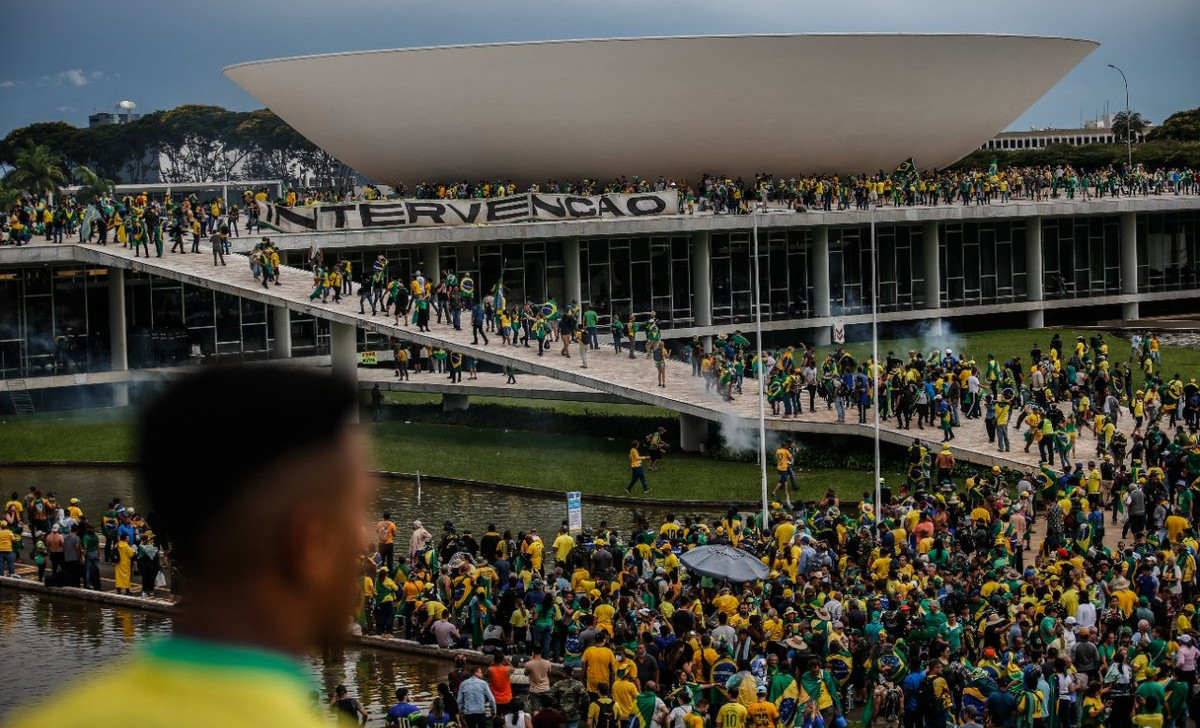 Congresso é tomado por extremistas bolsonaristas com uma faixa pedindo intervenção (Gabriela Bilo/Folhapress)