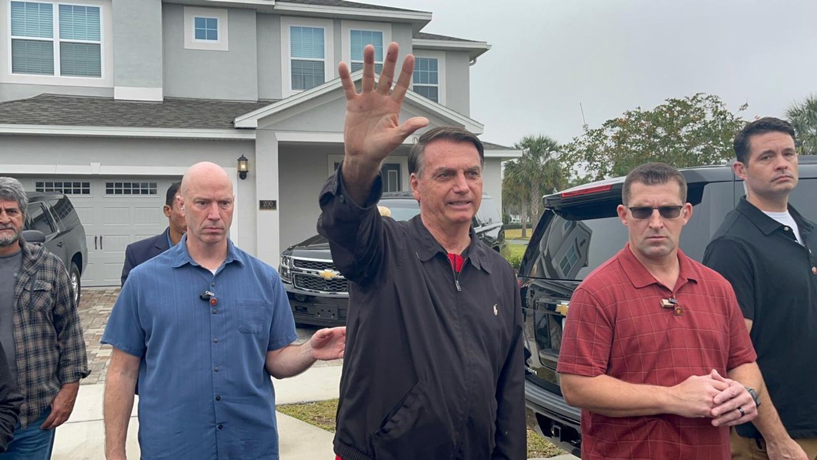 Sem prazo de retorno ao Brasil, Bolsonaro pede visto de turista nos EUA