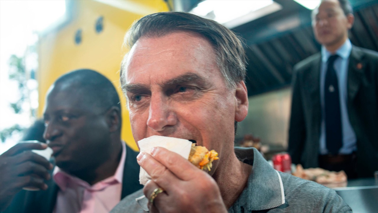 Relatos de atendentes do ex-presidente revelam medo que Bolsonaro tinha de ser envenenado