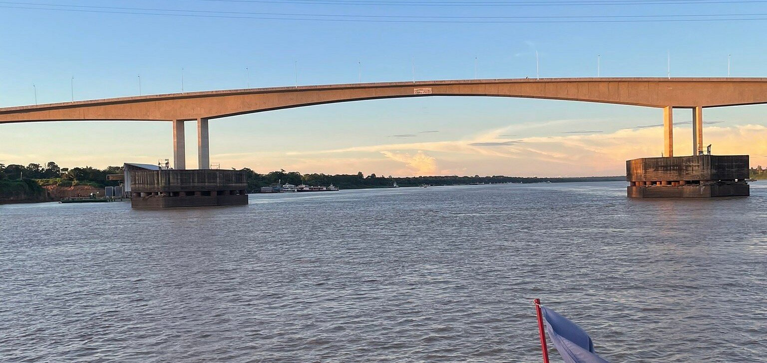 Passeio de barco pelo Rio Madeira, na bacia Amazônia, parte da capital de Rondônia, Porto Velho, até a hidrelétrica Santo Antônio (Divulgação)