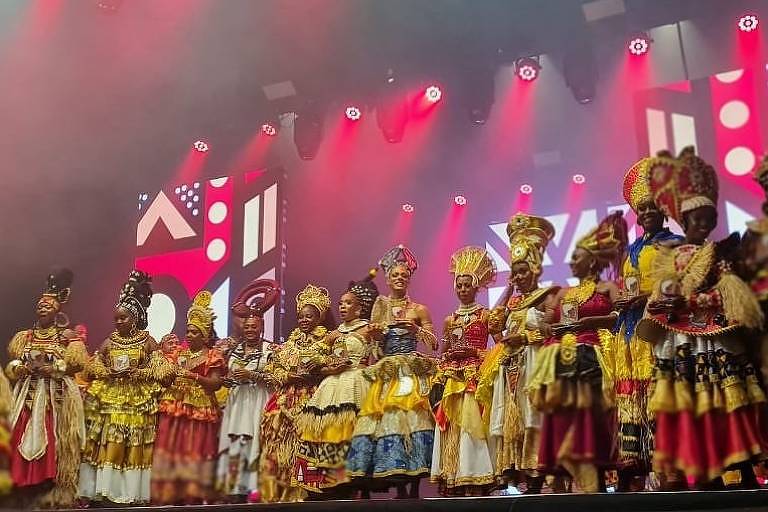 Beleza negra é celebrada em concurso que elege rainha de bloco de Carnaval