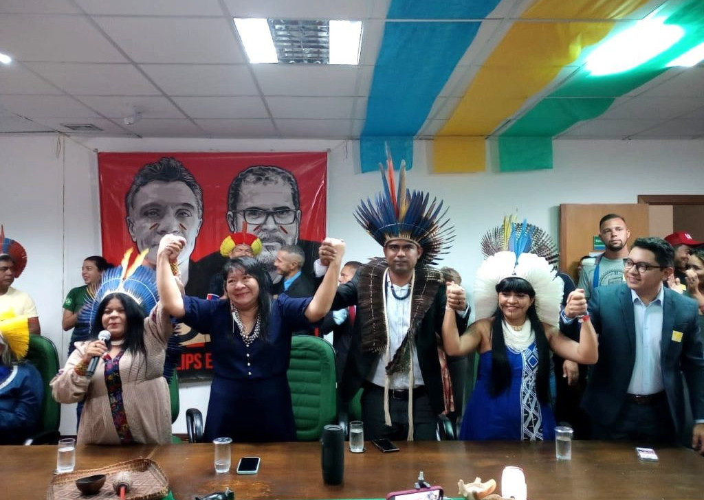 Servidores e indígenas comemoram ‘retomada’ da Funai com Joenia Wapichana como presidente