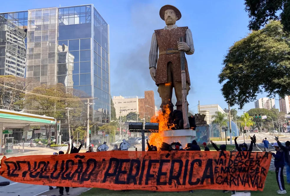 Incêndio atingiu a estátua de Borba Gato, na zona sul de São Paulo, em 24 de julho de 2021 (Gabriel Schlickmann/Ishoot/Estadão)