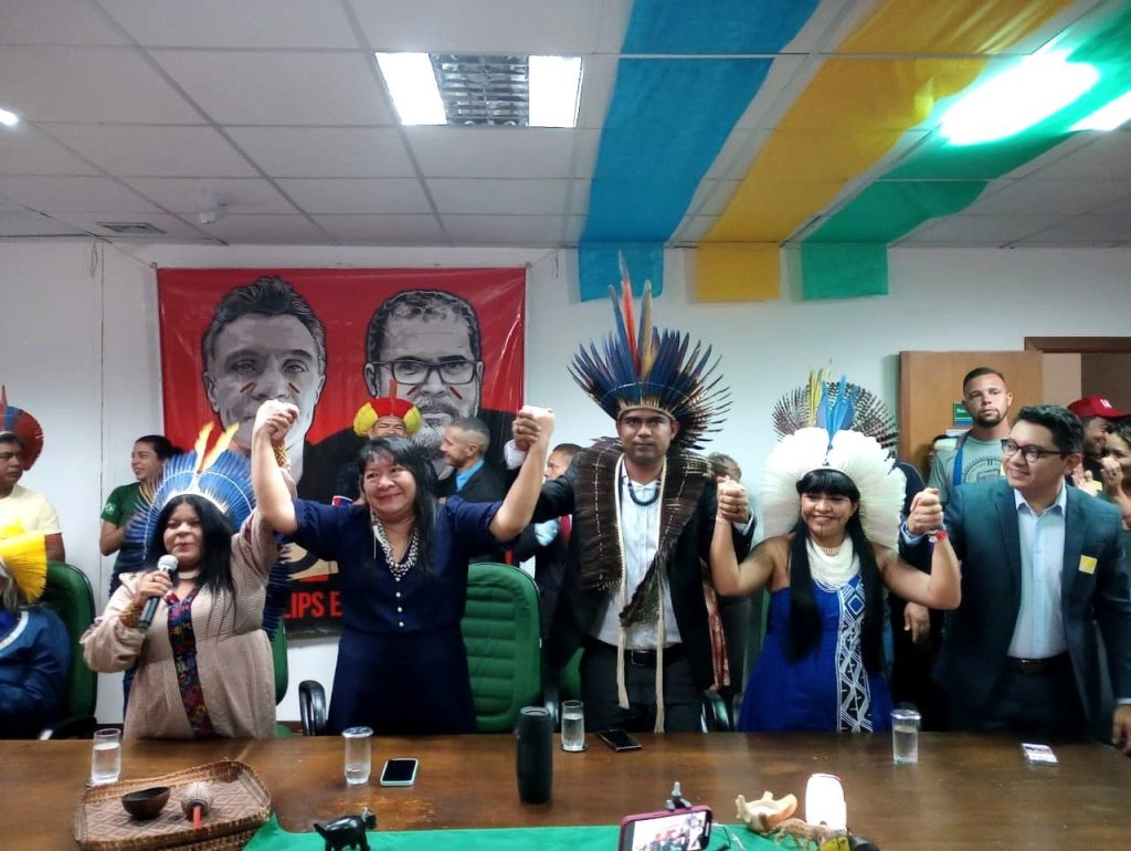 Servers and Indigenous Peoples celebrate the ‘resumption’ of FUNAI with Joenia Wapichana as president