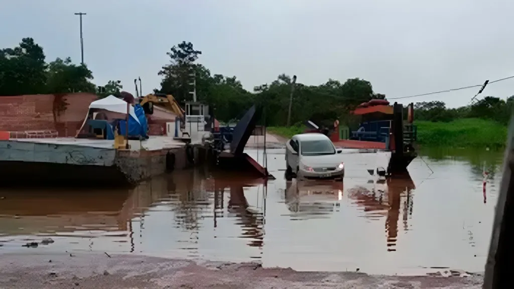 Car passes with difficulty through submerged ferry on BR-319 (Reproduction)