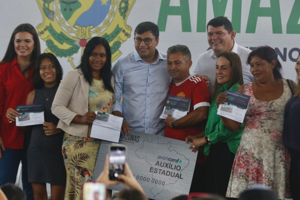 Governor of Amazonas, Wilson Lima delivers State Aid cards (Ricardo Oliveira/Revista Cenarium)