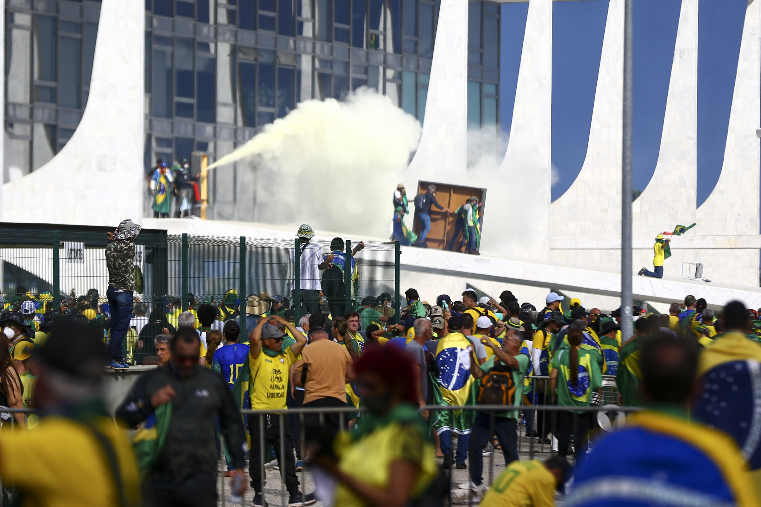 ‘Ranço do verde e amarelo’: atos golpistas impactaram no patriotismo; CBF condena uso da camisa da Seleção