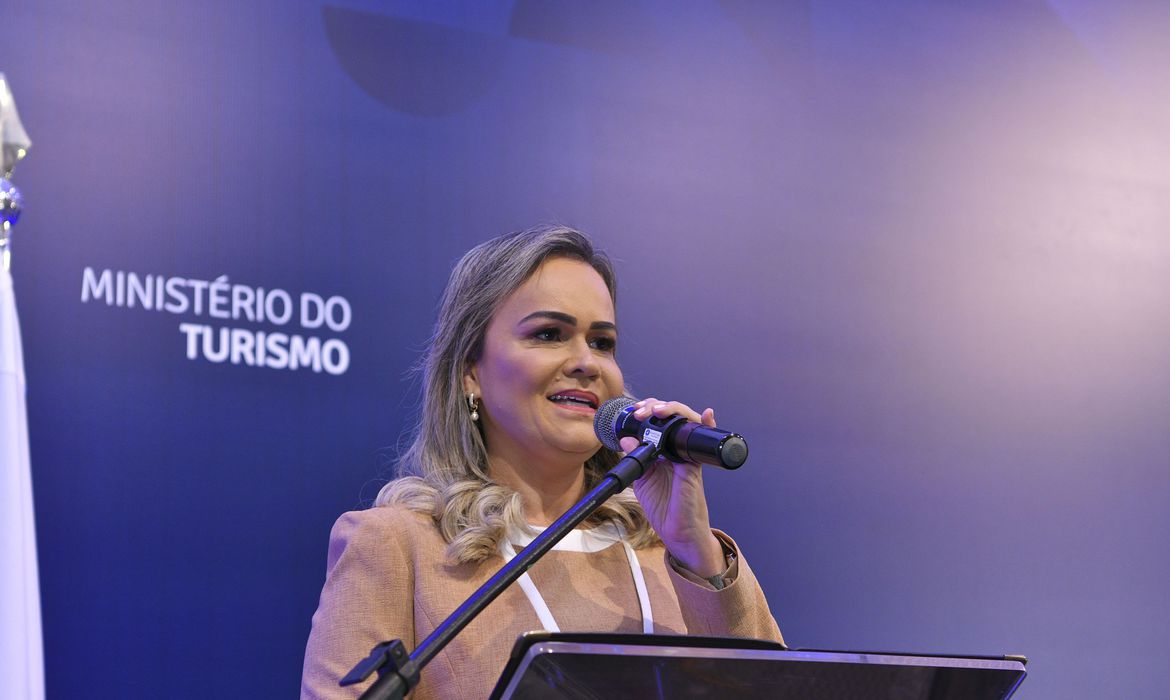 Ministra do Turismo busca recomposição orçamentária da pasta e redução do preço das passagens