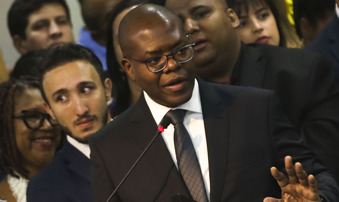 Silvio Almeida é a favor da descriminalização das drogas e que mulheres decidam sobre aborto