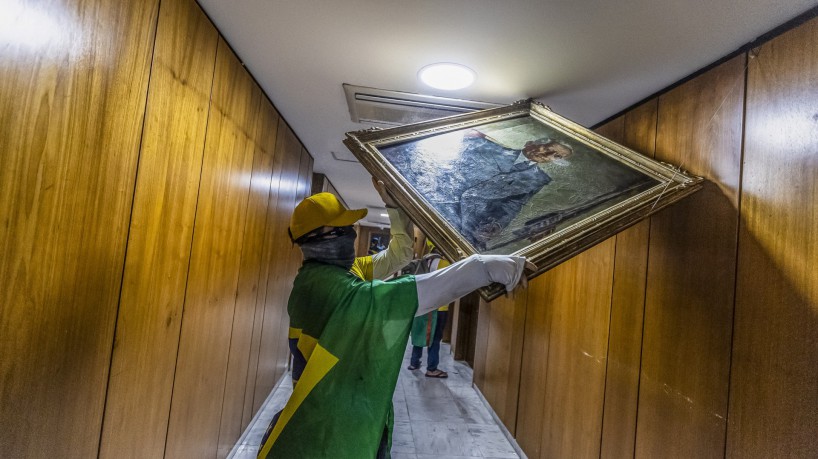 Obras de arte danificadas por vândalos, em Brasília, serão recuperadas pelo Iphan e Ibram