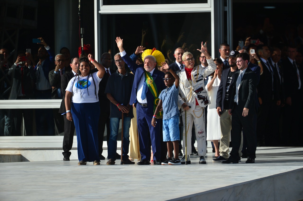 Indígena, mulher negra, pessoa com deficiência e criança representaram o povo em cerimônia de entrega de faixa presidencial