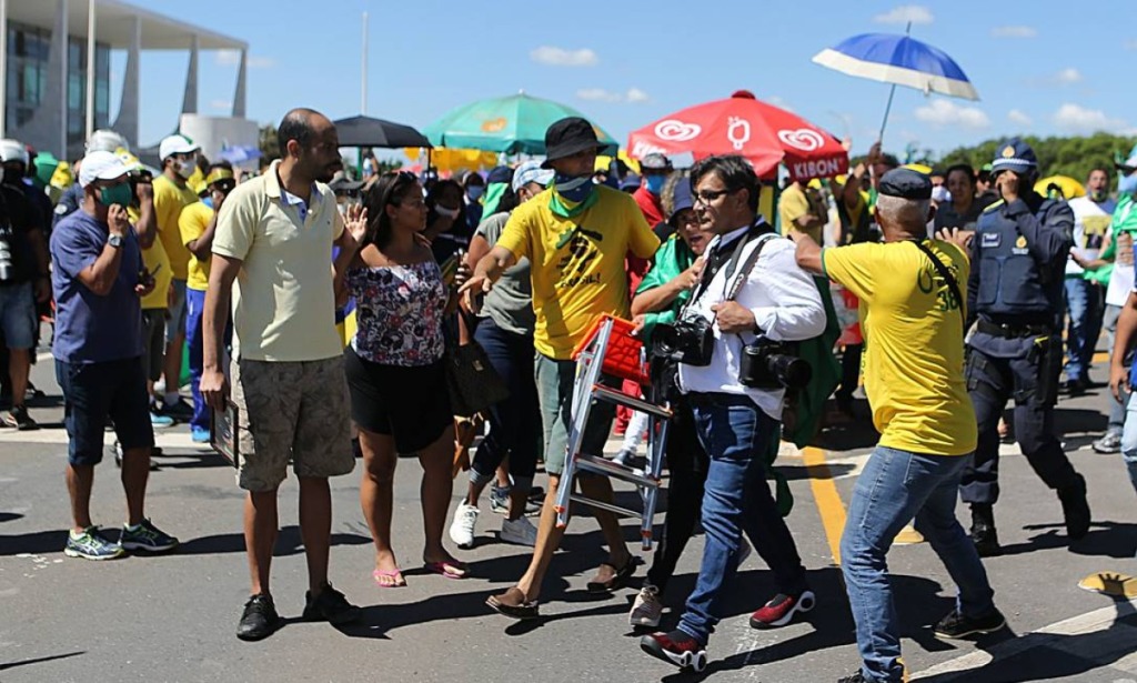 Com a derrota do bolsonarismo nas urnas, jornalistas passaram a ser os alvos principais da violência da extrema-direita no Brasil (Reprodução/tudorondonia)