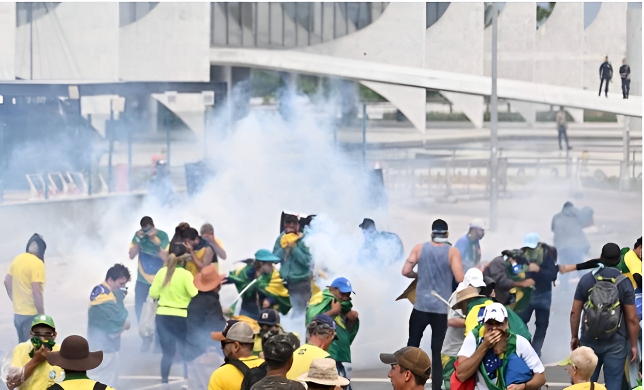 Governo federal analisa decretar GLO para conter atos extremistas, em Brasília