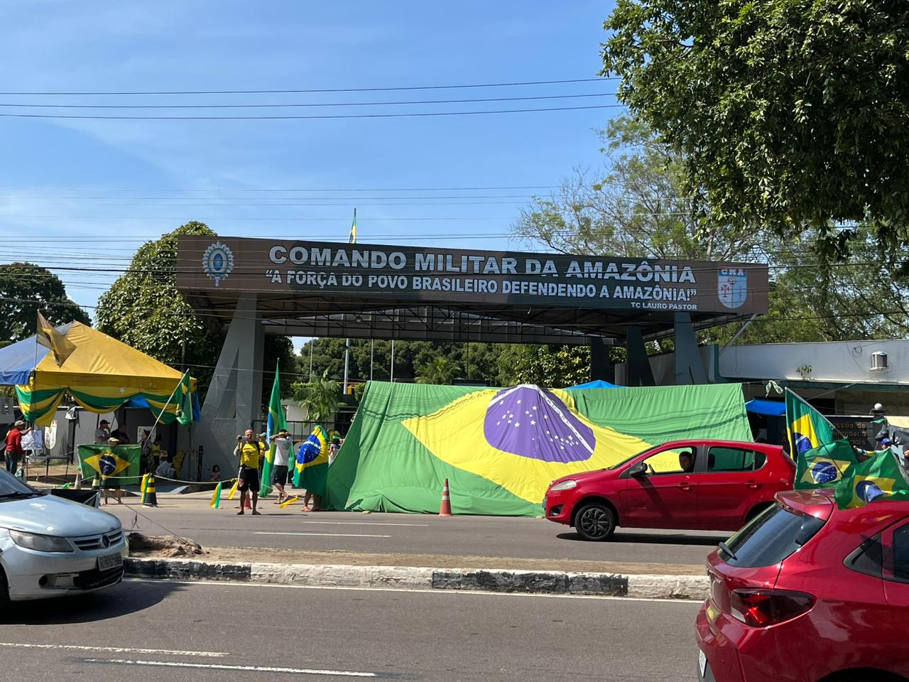 Após decisão de Moraes, manifestantes permanecem acampados no CMA, em Manaus; órgãos planejam ação