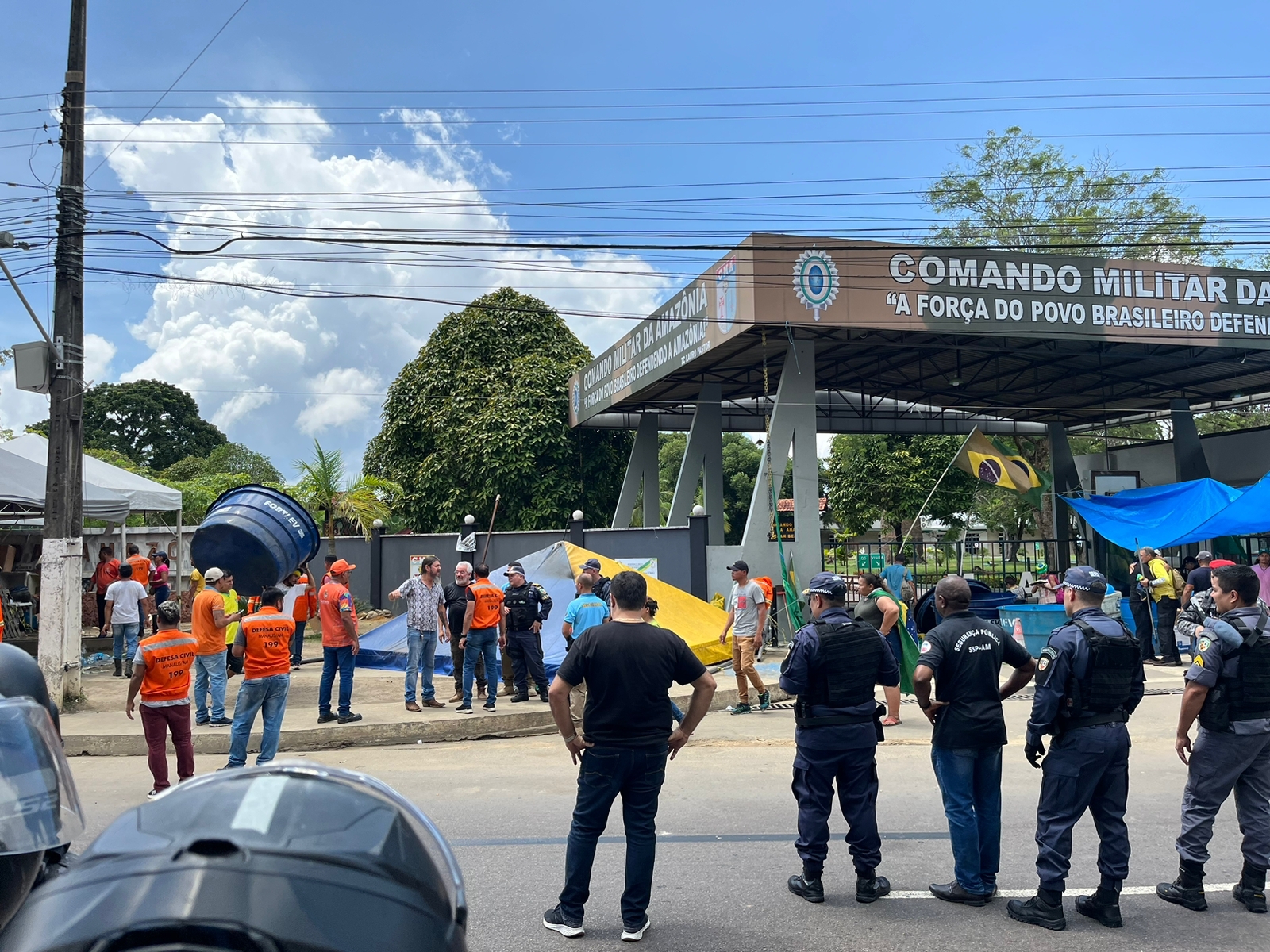 No AM, juíza federal determina retirada imediata de acampamento bolsonarista em frente ao CMA