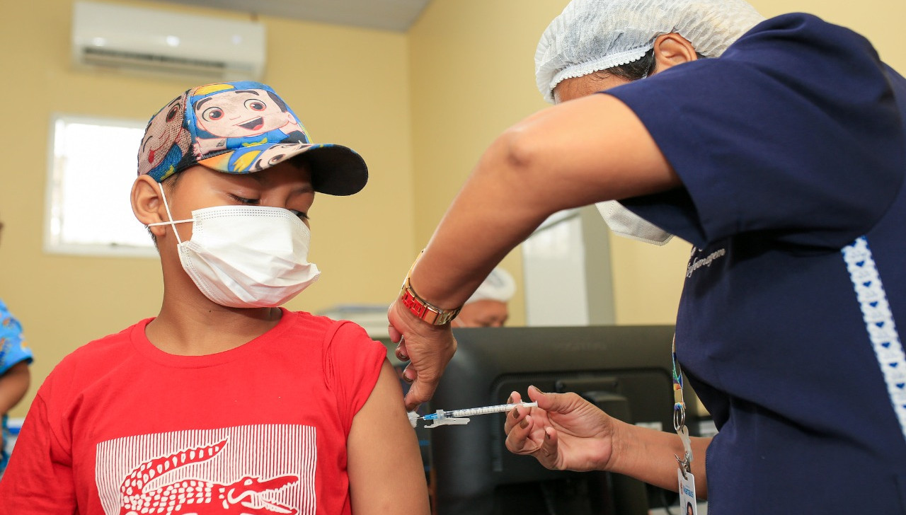 Crianças de 5 a 11 anos começam a receber dose de reforço da vacina contra a Covid-19 em Manaus