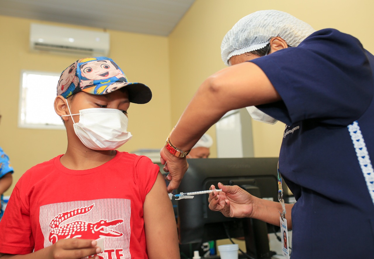 Crianças de 5 a 11 anos começam a receber dose de reforço da vacina contra a Covid-19 em Manaus