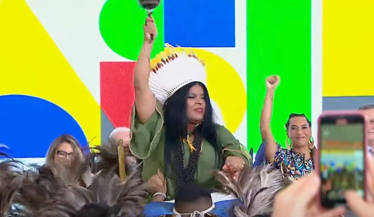 Carregada pelo povo Terena, Sonia Guajajara assume ministério em meio à celebração ancestral