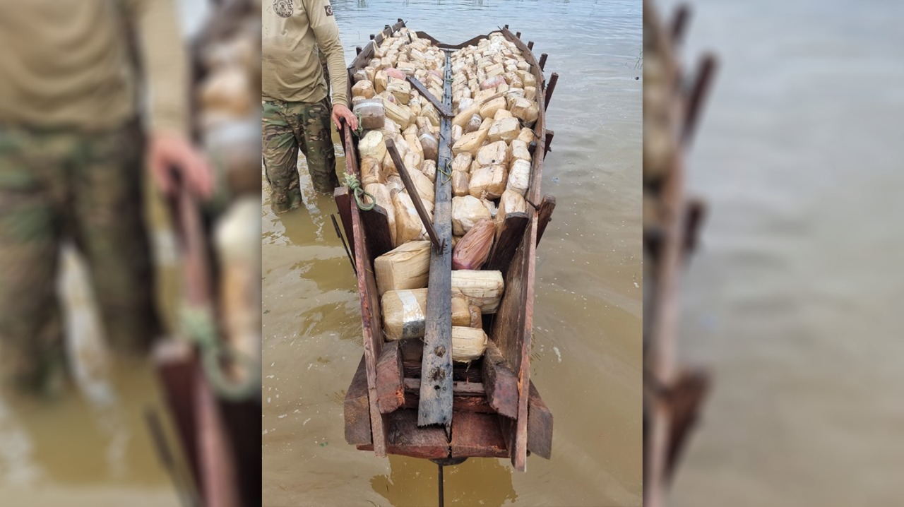 No Amazonas, PF e PM apreendem duas toneladas de drogas em operação no Rio Negro