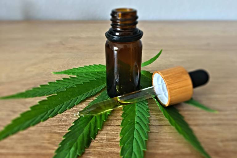 Frasco com produto à base de maconha medicinal; o canabidiol (CBD) não possui efeitos psicoativos e é apenas uma das substâncias presentes na Cannabis - (Unsplash)