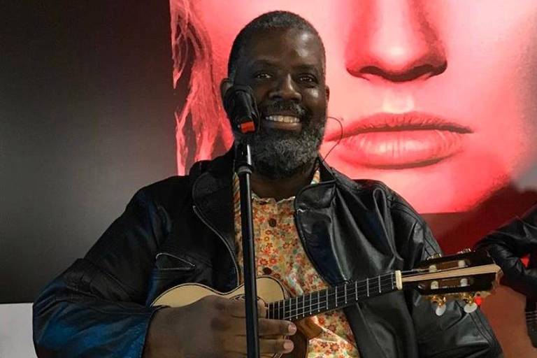 Cantor Péricles é assaltado em SP e tem carro levado por criminoso