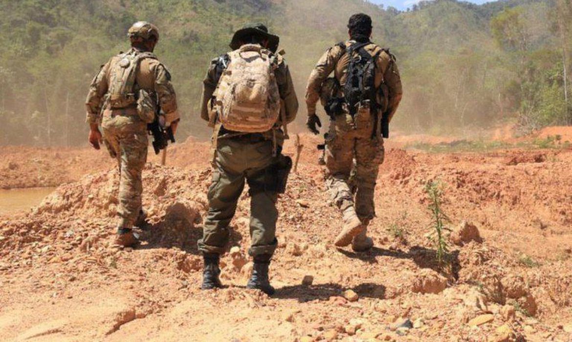 Em Roraima, PF começa a destruir maquinários de garimpeiros na TI Yanomami