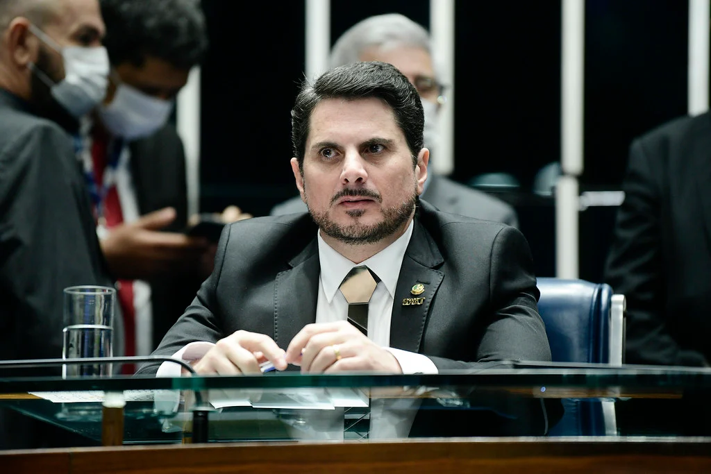 Senador renuncia ao cargo e afirma que Bolsonaro tentou coagi-lo a dar golpe