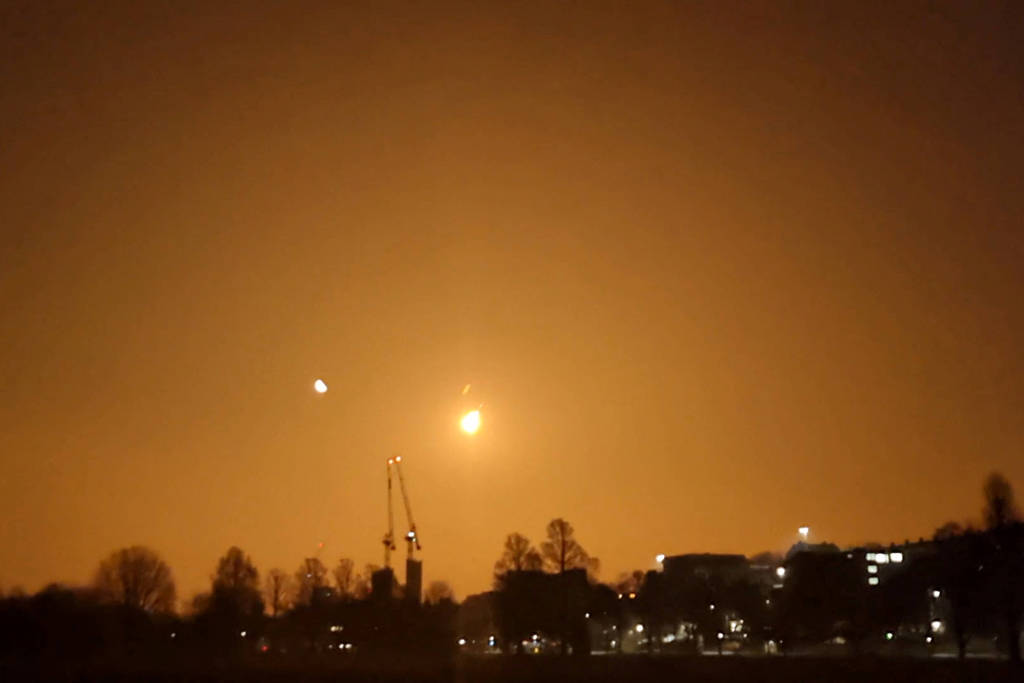 Vista da cidade de Brighton, na Inglaterra, do clarão causado pelo asteroide que se chocou contra a Terra na manhã desta segunda-feira, 13, no horário europeu (@KadeFlowers/Reuters)