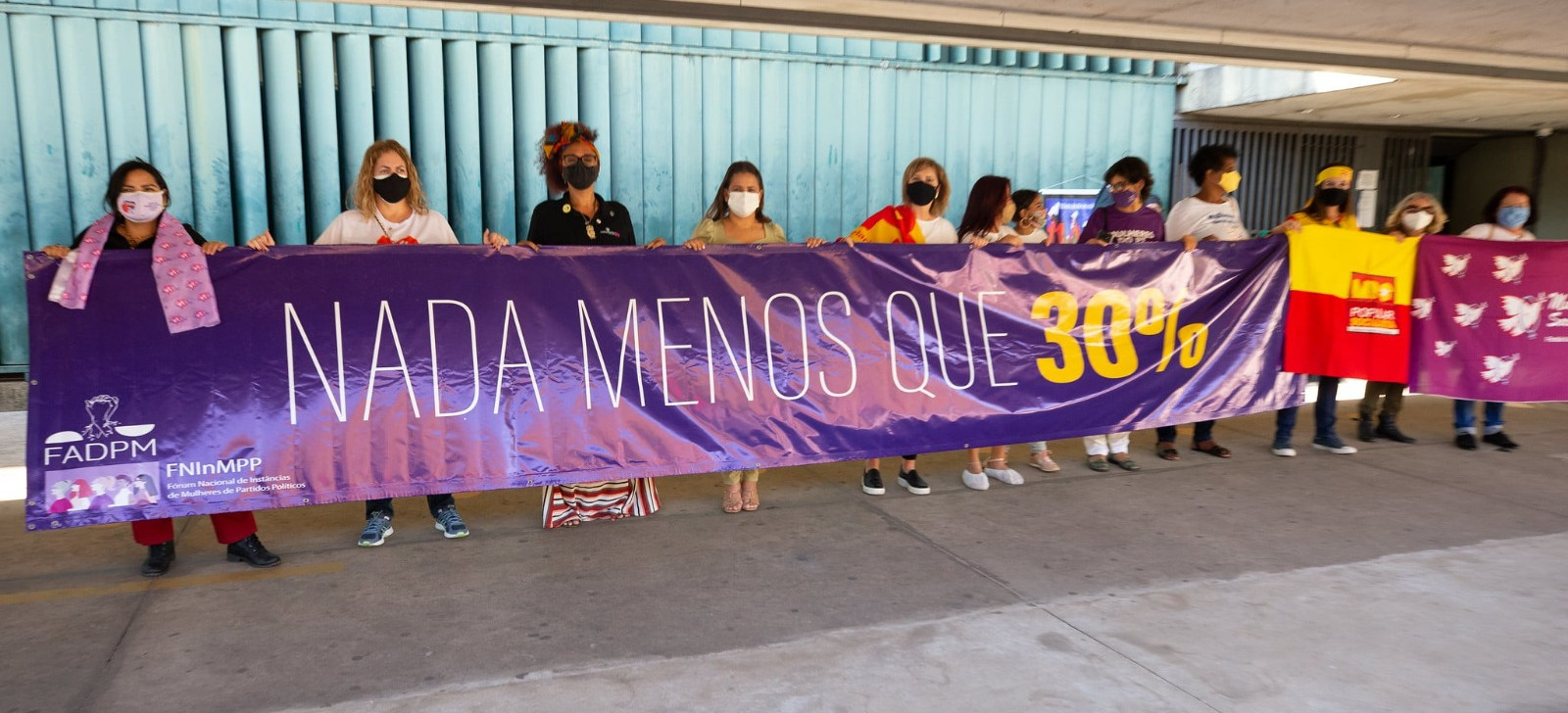 O primeiro ponto destacado pelas deputadas é a maior participação feminina na política. 