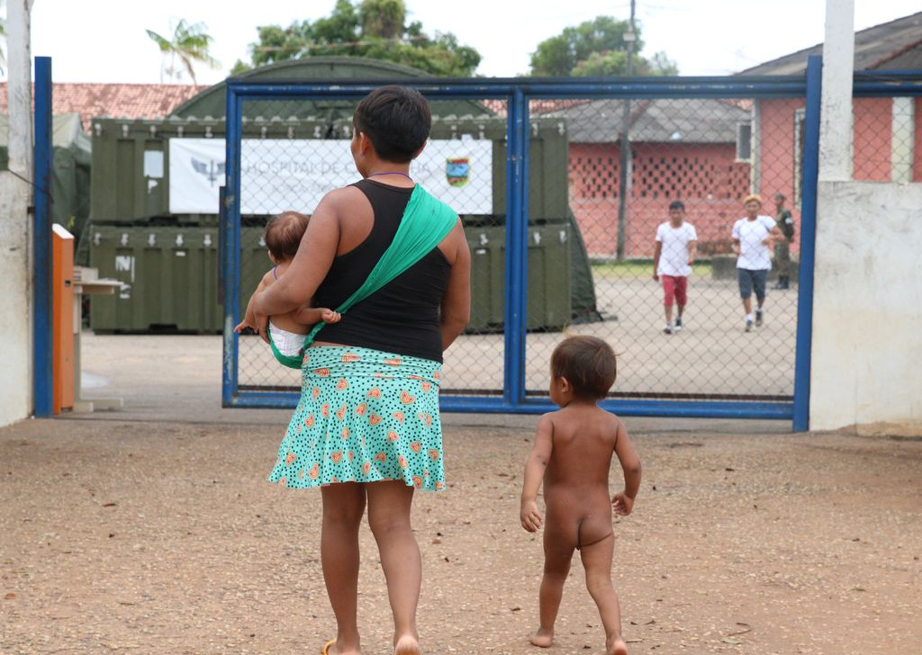 Boa Vista (RR), 15/02/2023. Mulher indígena com bebê em frente ao Hospital de Campanha Yanomami montado na Casa de Saúde Indígena - Casai. (Rovena Rosa/Agência Brasil)