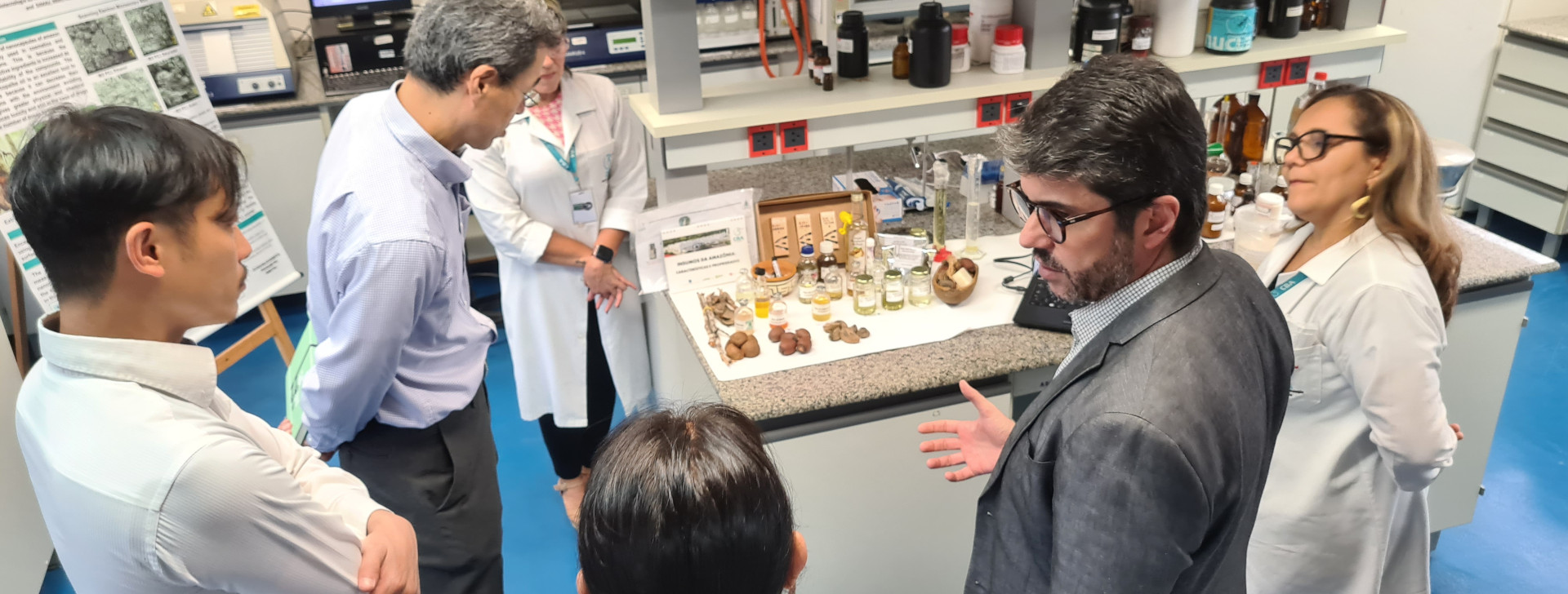 Representantes da Jetro e do CBA em visita aos laboratórios do Centro Biotecnológico do Amazonas (CBA) para prospecção de possíveis produtos cuja origem é a Amazônia (Reprodução/Jetro-CBA)