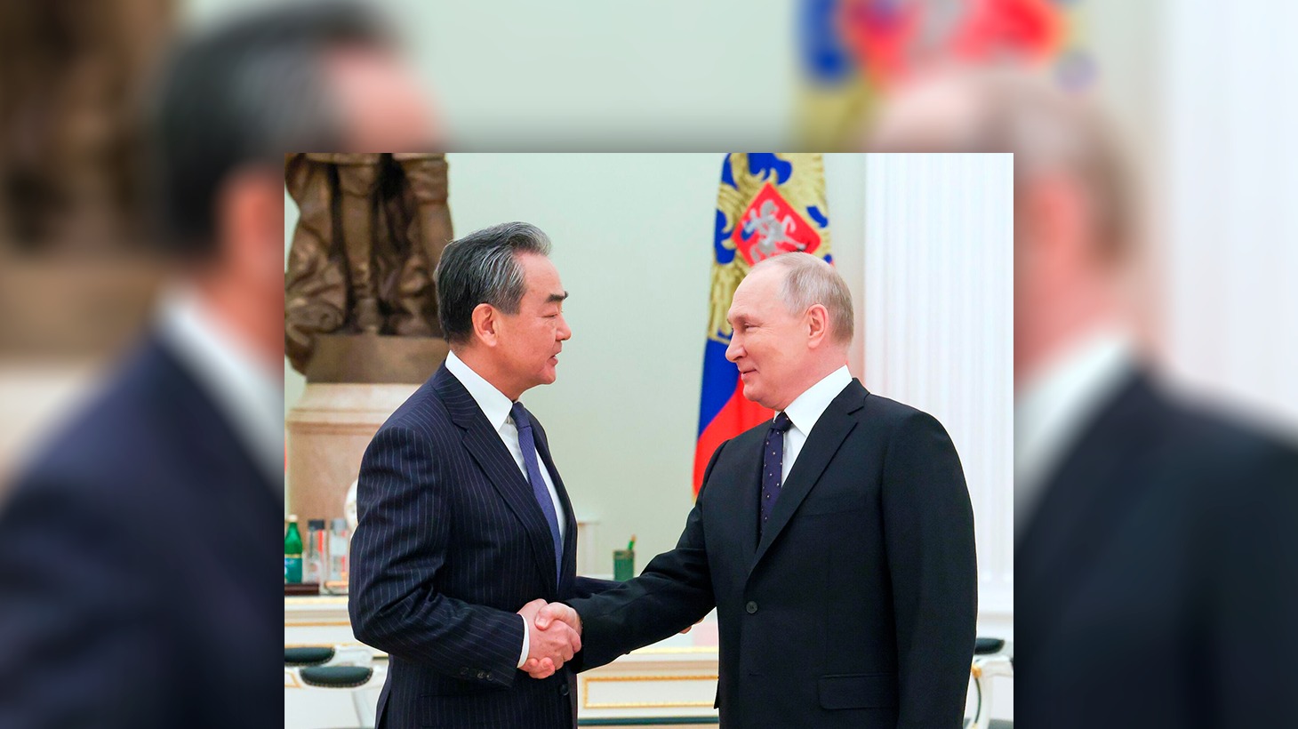 Em reunião com Putin, chefe da diplomacia chinesa promete estreitar laços com a Rússia