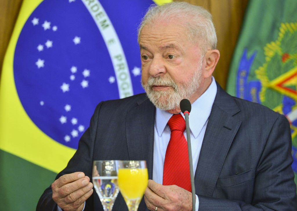 ‘Brasil voltará a valorizar estudantes’, afirma Lula ao anunciar reajuste de bolsas