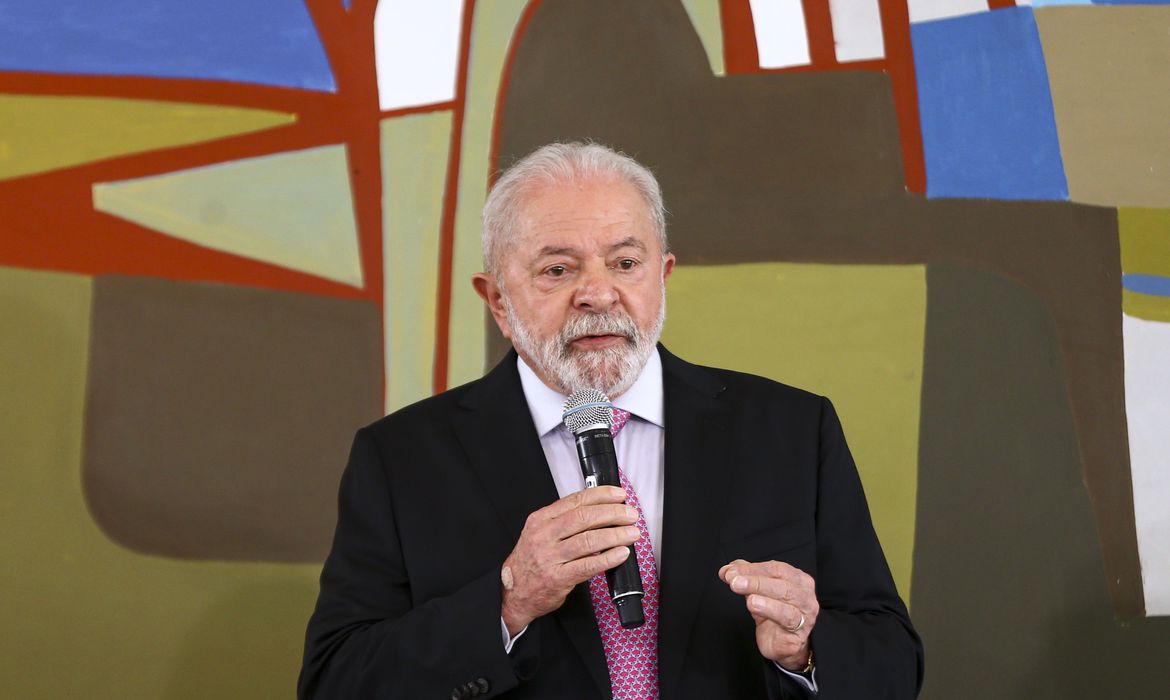 ‘Democracia é o patrimônio mais precioso’, afirma Lula sobre atos terroristas