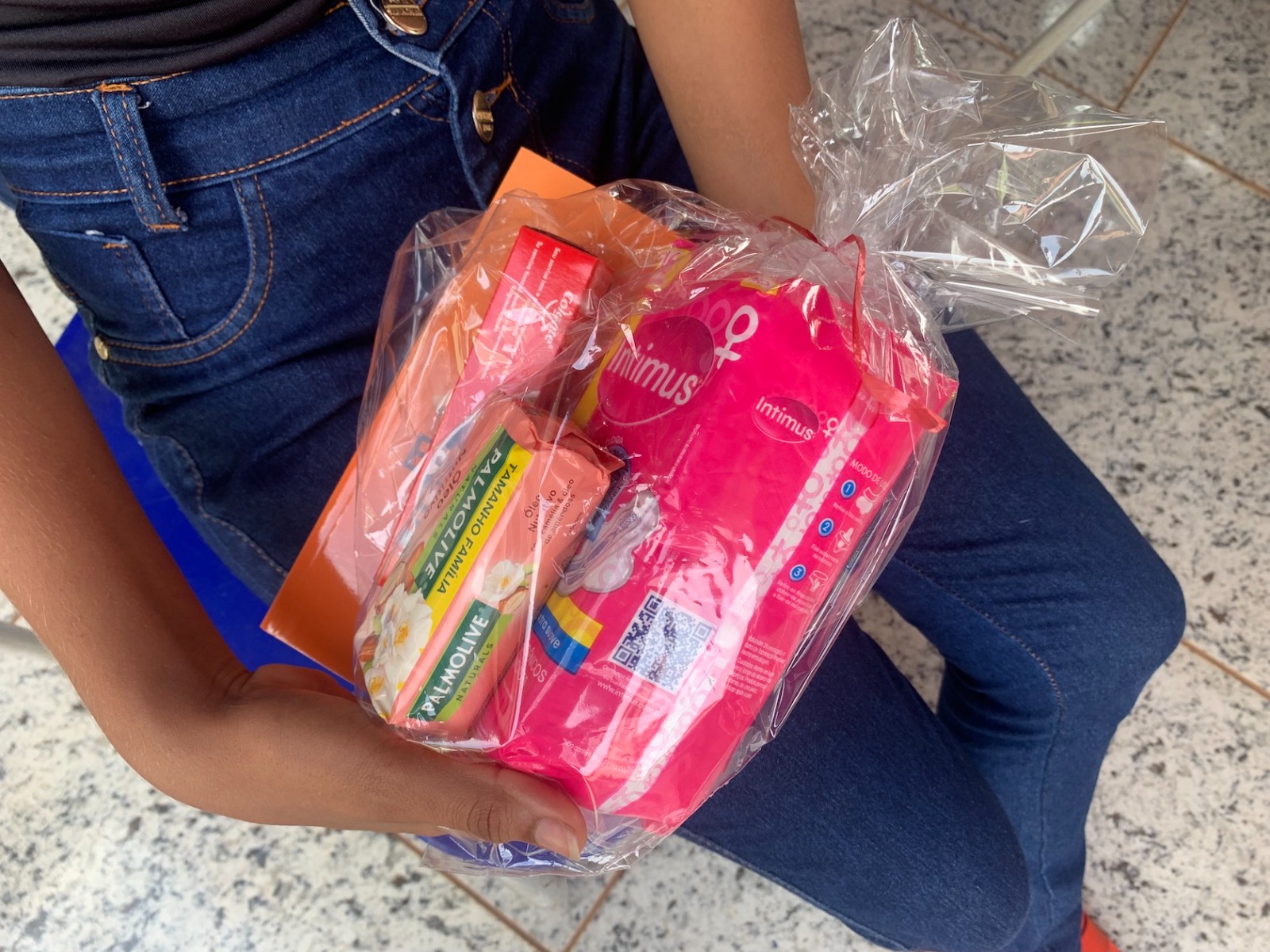 Associação arrecada alimentos e kits de higiene para mulheres em vulnerabilidade social