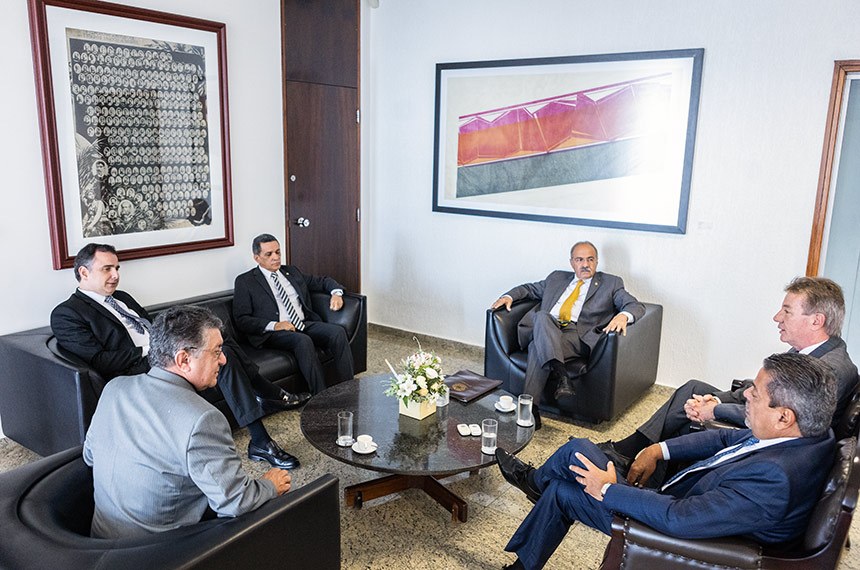 Retirada de garimpeiros em Roraima é pauta de reunião entre Pacheco, governador e senadores do Estado