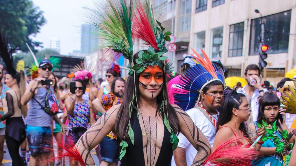 Cocar e pinturas; ativista explica se é errado ou não usar fantasia de indígenas no Carnaval