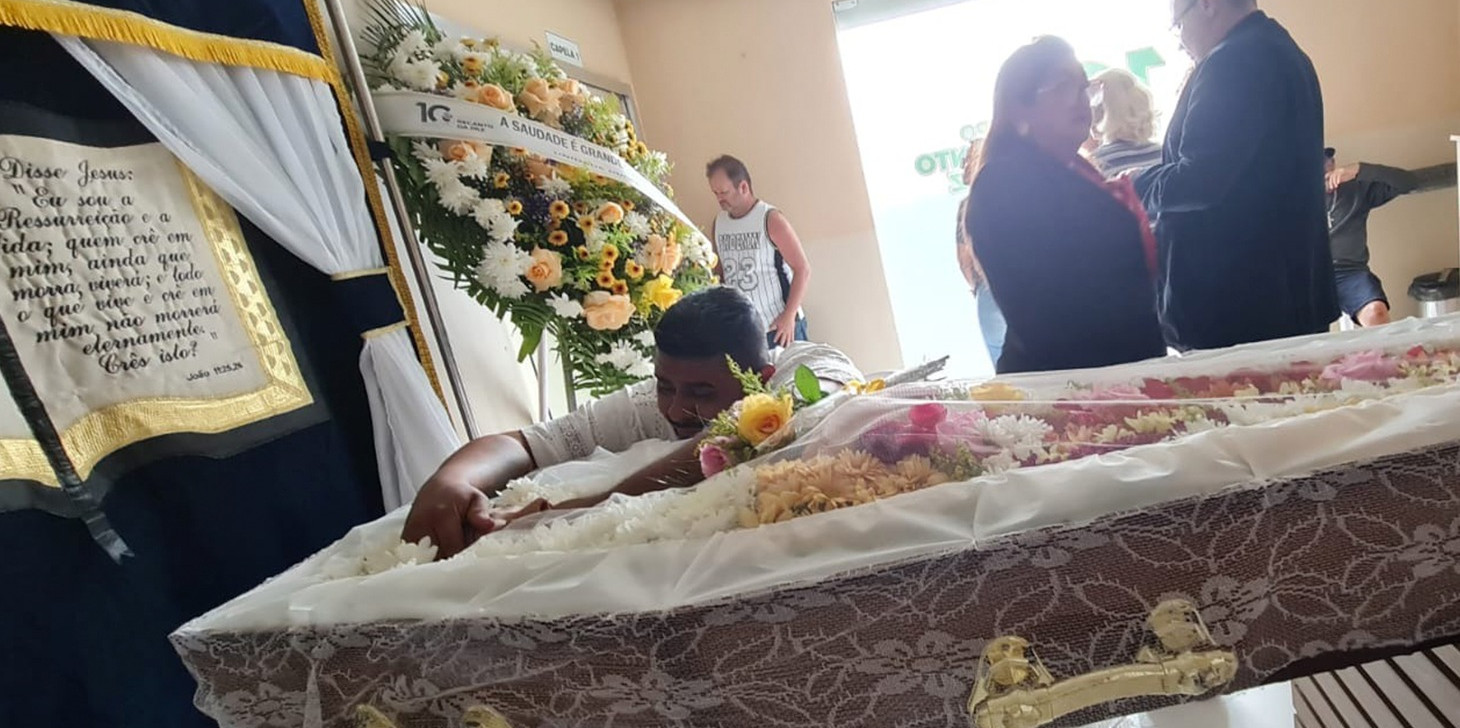 Intolerance: candomblecist is prevented by evangelical family members from mourning his wife