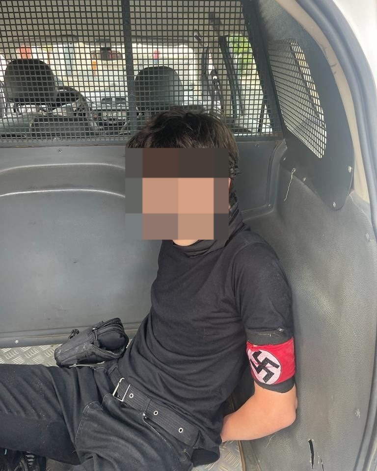 Jovem detido por atentado usava suástica nazista em braçadeira (Reprodução)