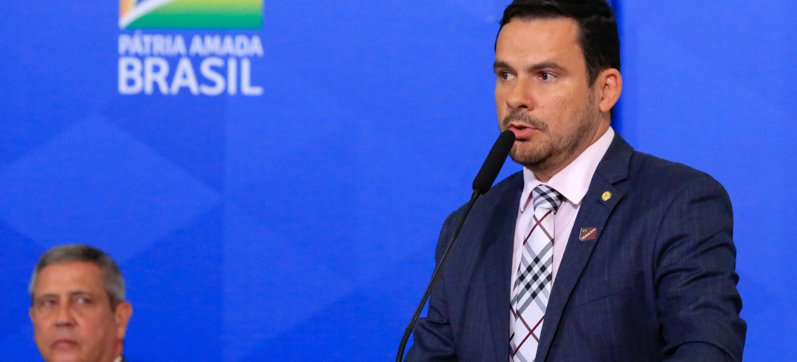 Deputado do AM pede explicações sobre o fim do saque-aniversário